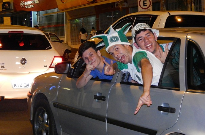 Torcida Chapecoense comemoração (Foto: Laion Espíndula )