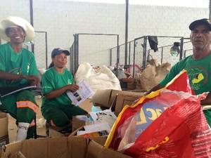 Romilda, Sisnalva e Mauri esperam ganhar mais dinheiro com a cooperativa em Aparecida de Goiânia, Goiás (Foto: Paula Resende/ G1 GO)