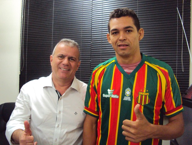 Casagrande já veste camisa do Sampaio ao lado do presidente do clube Sérgio Frota (Foto: Afonso Diniz/Globoesporte.com)