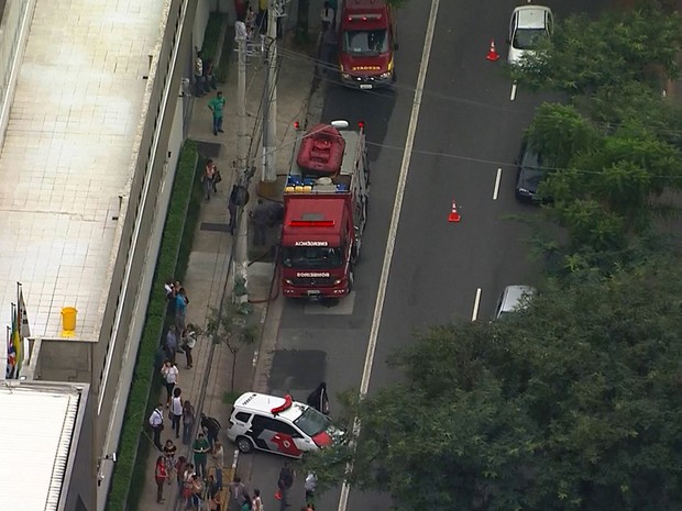 Bombeiros e Polícia Militar são acionadas para atender ocorrência no Fórum do Butantã, em São Paulo (Foto: Reprodução TV Globo)