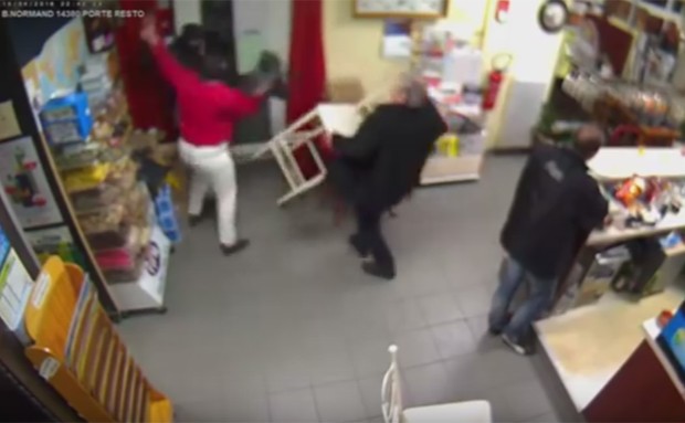 Após entregar o bebê para os pais, a mulher voltou a lutar contra o ladrão e, com a ajuda de um cliente, conseguiu expulsá-lo (Foto: Reprodução/YouTube/Normandie-actu) Após entregar o bebê para os pais, a mulher voltou a lutar contra o ladrão e, com a ajuda de um cliente, conseguiu expulsá-lo (Foto: Reprodução/YouTube/Normandie-actu)