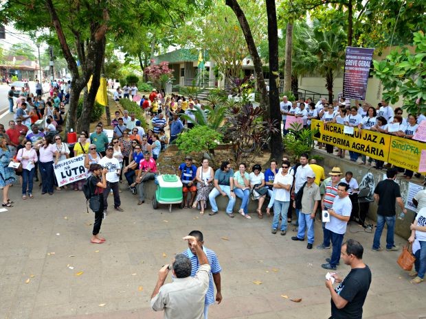 Servidores federais fizeram ato na manhã desta quinta-feira (27) em defesa ao serviço público (Foto: Caio Fulgêncio/G1)