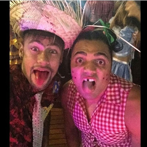Neymar e Tirulipa na festa junina do jogador (Foto: reprodução/instagram)