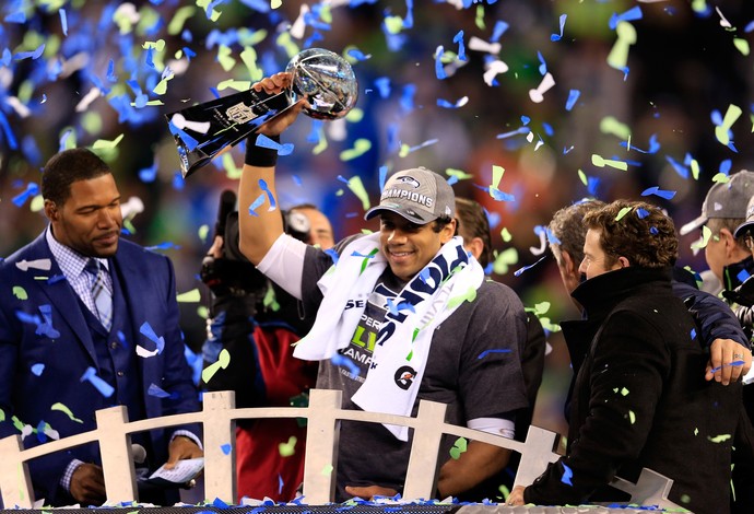 O quarterback Russell Wilson comemora a vitória do Seattle Seahawks (Foto: Getty Images)
