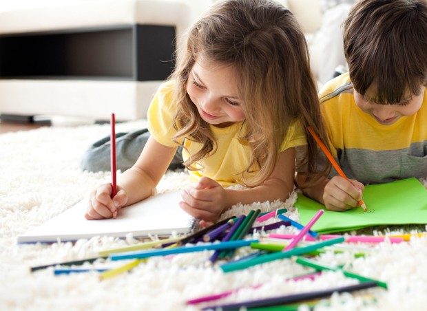 Mãe ensinando crianças na aula de desenho. Filha e filho pintando