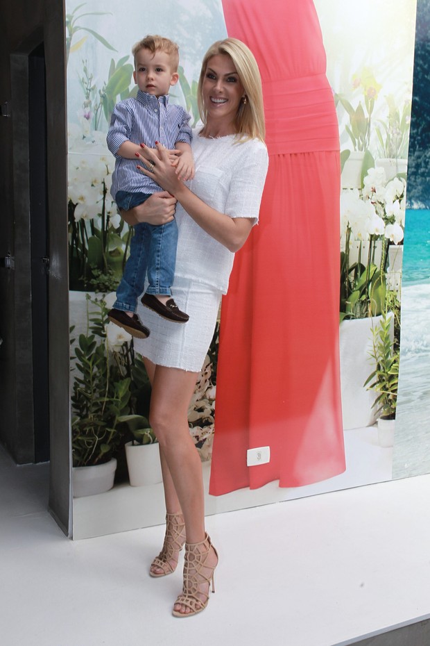 Ana Hickmann e o filho (Foto: Raphael Castello/AgNews)