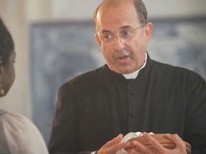 Padre aceita o presente (Foto: Lado a Lado/TV Globo)