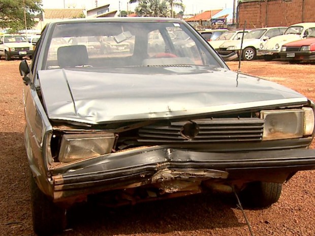 Carro usado por motorista que atingiu quatro pessoas no Dia dos Pais em Pitangueiras, SP (Foto: Reprodução/ EPTV) Carro usado por motorista que atingiu quatro pessoas no Dia dos Pais em Pitangueiras, SP (Foto: Reprodução/ EPTV)