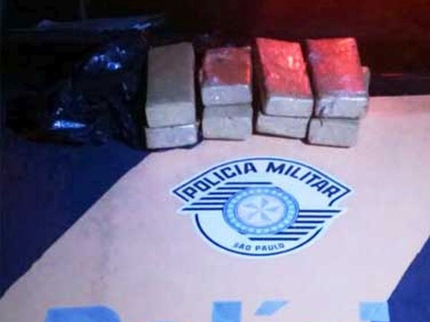 G1 Polícia encontra tijolos de maconha ao atender ocorrência de