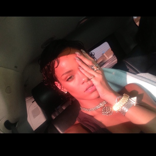 Rihanna faz caras e bocas (Foto: Instagram/ Reprodução)