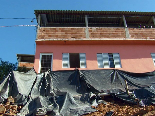 Casas estão condenadas pela Defesa Civil em São Lourenço. (Foto: Reprodução EPTV)