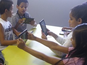 Crianças do reforço escolar aprendem enquanto brincam (Foto: Divulgação/ Apoena)