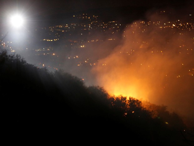 Incêndio em Calabasas, região de Los Angeles (Foto: Mario Anzuoni / Reuters) Incêndio em Calabasas, região de Los Angeles (Foto: Mario Anzuoni / Reuters)