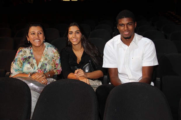 Benedita com a mãe, Rigina Casé, e o namorado em teatro no Rio (Foto: Rogério Fidalgo/ Ag. News)