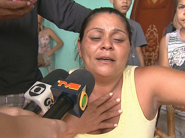 Ivanilda Barbosa cobrou explicações para a morte do filho, durante velório (Foto: Reprodução Rede Amazônica Acre)
