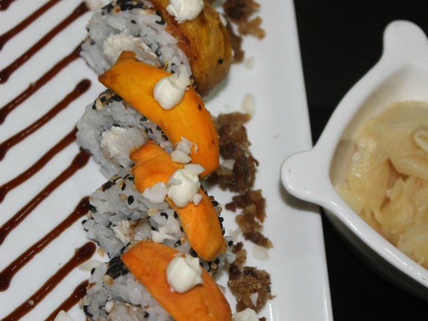 Uramaki caboquinho leva pescado amazônico, tucumã e banana (Foto: Leandro Tapajós/G1 AM) Uramaki caboquinho leva pescado amazônico, tucumã e banana (Foto: Leandro Tapajós/G1 AM)