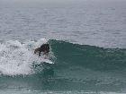 Barbudão, Cauã Reymond dá show ao pegar onda em praia no Rio