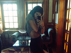 Kylie Jenner levanta camisa e deixa parte do seio à mostra em selfie