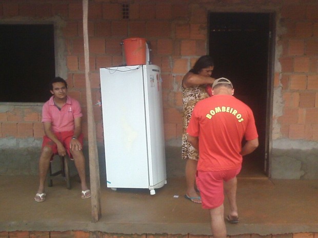 Moradores tentaram salvar eletrodomésticos de alagamento em Axixá (Foto: Gilmar Chaves/Bombeiros)