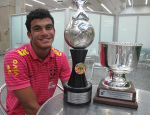 Mosquito com o troféu de artilheiro e de melhor jogador do Sul-Americano Sub-15 (Foto: Luna Vale/Globoesporte.com)
