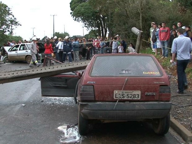 Poste cai sobre carro e mata passageira (Foto: Eduardo Andrade de Lima/ RPCTV)