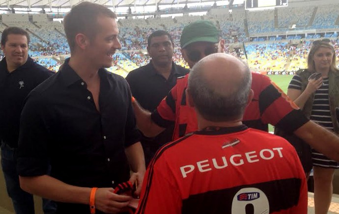 Robocop recebe camisa do Flamengo do presidente do clube (Foto: Marcelo Prata)