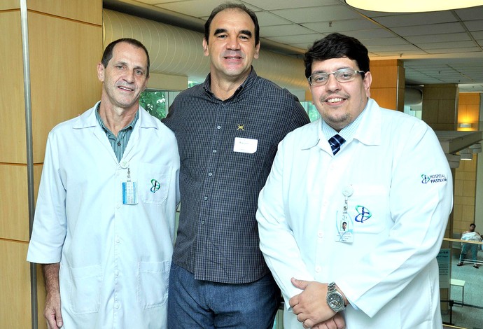 Ricardo Gomes visita equipe de hospital (Foto: Andressa Maria Santos Vieira/Divulgação Hospital Pasteur)