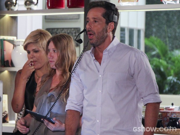 Cacá e a equipe do Sabores da Helô ficam surpresos com o beijo (Foto: Além do Horizonte/ TV Globo)