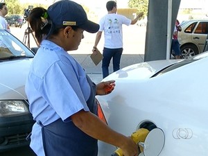 Consumidores abasteceram com gasolina a R$ 1,48 (Foto: Reprodução/TV Anhanguera)