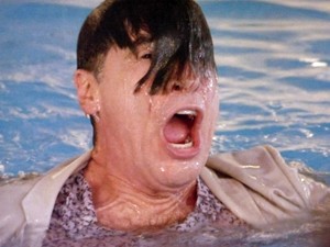 Téo se afoga ao cair na piscina (Foto: TV Globo)
