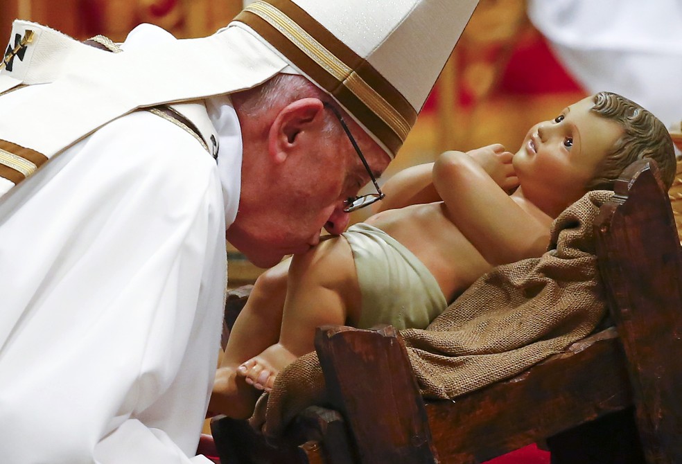Papa Francisco beija a imagem do menino Jesus durante Missa do Galo, no Vaticano, neste sbado (24) (Foto: REUTERS/Tony Gentile)