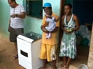 Família de catador de materiais ganhou fogão na Bahia (Foto: Reprodução TV Bahia)