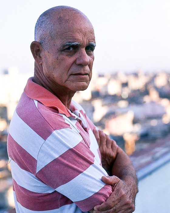 O escritor cubano Pedro Juan Gutiérrez. Algumas de suas obras, que falam dos problemas de Cuba, são proibidas na ilha (Foto: Divulgação)