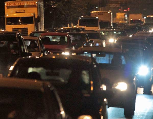 Motoristas enfrentam trânsito na Marginal Tietê, nas proximidades da Ponte do Piqueri, sentido Penha. (Foto: Clayton de Souza/AE)