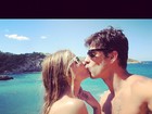 Yasmin Brunet curte viagem romântica e posta foto de beijo