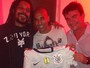 Sheik posta na madrugada foto com Andrés Sanchez e Falcão do Rappa