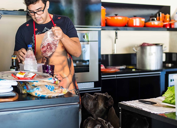 Hora do rango! Cachorras observam refeições orgânicas preparadas por André (Foto: Tv Globo/Gshow)