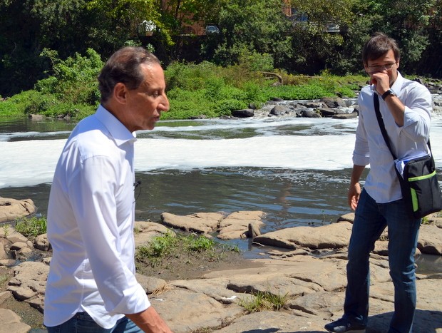 Candidato falou do odor do Rio Piracicaba e criticou gestão do Cantareira em Piracicaba (Foto: Fernanda Zanetti/G1)