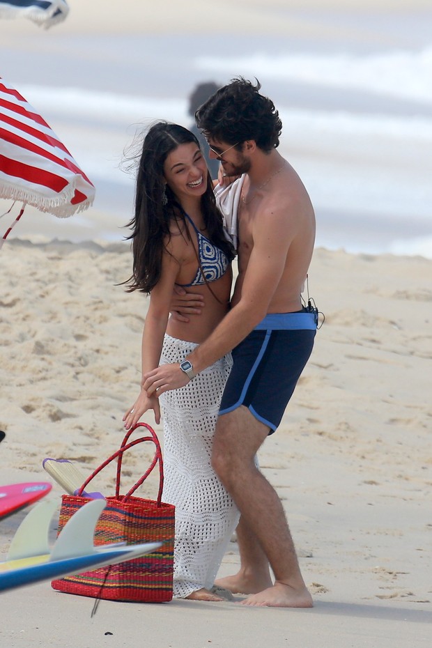 Isis Valverde em gravação na praia do Recreio, RJ (Foto: Dilson Silva / AgNews)