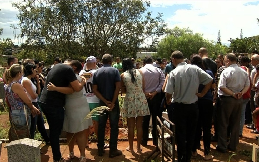 Familiares e amigos da vítima estavam inconsoáveis durante o enterro, em Anápolis (Foto: Reprodução/TV Anhanguera)