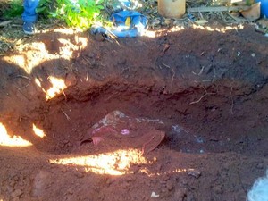 Vítima foi enterrada no quintal da casa onde morava em Piracicaba (Foto: Claudia Assencio/G1)