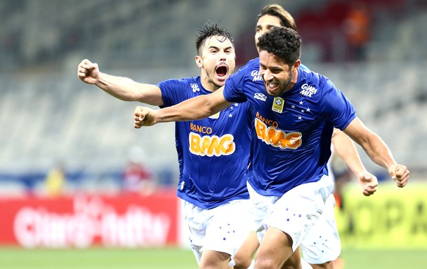 Léo comemora gol do Cruzeiro contra o  ABC (Foto: Cristiane Mattos / Futura Press)