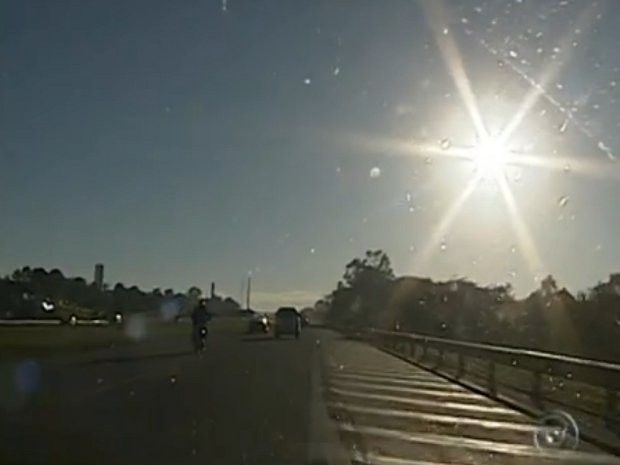 Luz do sol prejudica visão dos motoristas e pode causar acidentes (Foto: Reprodução TV Tem)