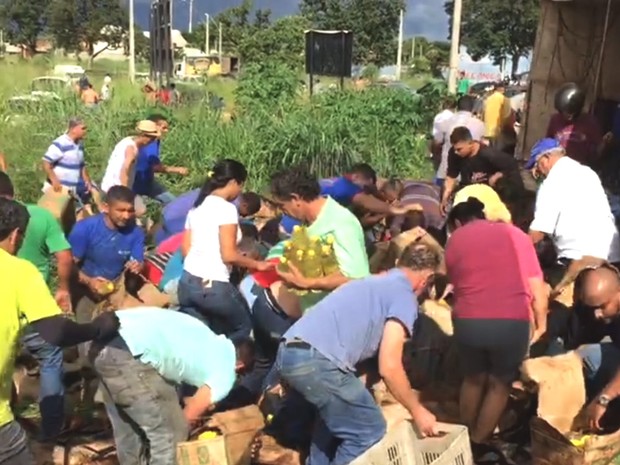 Carga de óleo de cozinha é saqueada após carreta tombar em Goiás; vídeo (Foto: Reprodução/TV Anhanguera)