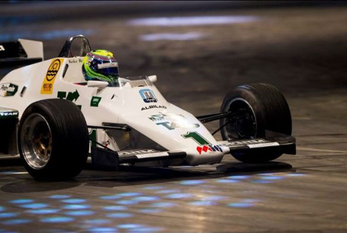 Felipe Massa guia o primeiro carro pilotado por Ayrton Senna em teste para a Fórmula 1 (Foto: Reprodução/Instagram)