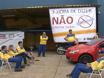Trabalhadores protestam em frente à central dos Correios em Pato Branco (PR) (Foto: Reprodução / RPC TV)