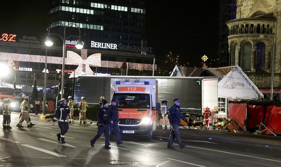Polícia de Berlim isola área em que caminhão invadiu feira na capital alemã (Foto: REUTERS/Pawel Kopczynski)