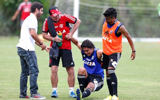 Marcelo Moreno treino do Flamengo machucado (Foto: Alexandre Cassiano / Agência O Globo)