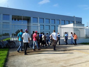 Venezuelanos aguardam para entrar na sede da superitendência da PF, em Boa Vista (Foto: Emily Costa/ G1 RR) Venezuelanos aguardam para entrar na sede da superitendência da PF, em Boa Vista (Foto: Emily Costa/ G1 RR)