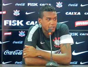 Edenílson na coletiva do Corinthians (Foto: Diego Ribeiro / Globoesporte.com)